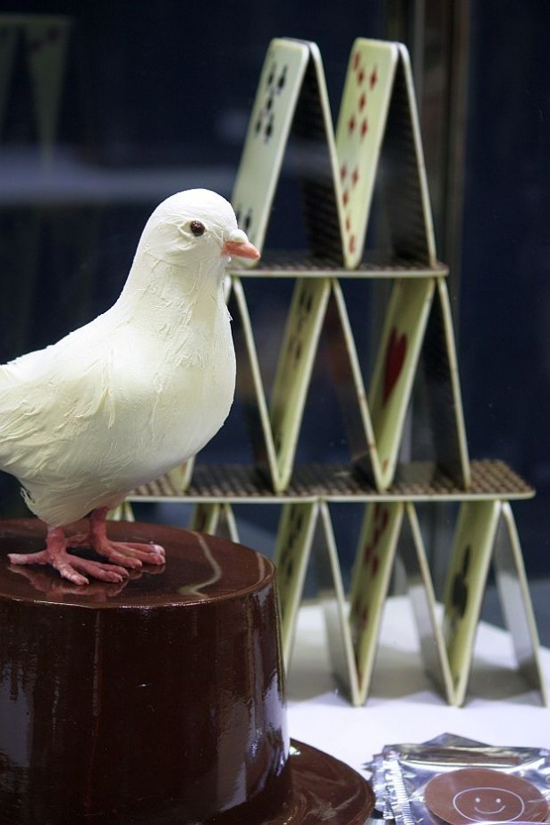 チョコで作った鳩のオブジェ