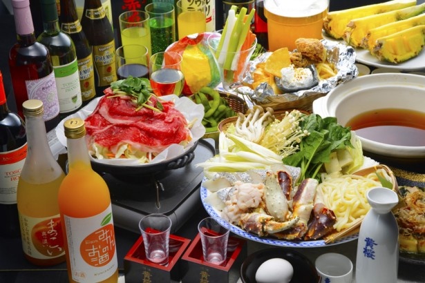 飲放付5000円コミコミコースは、飲み放題無制限。メインはタラバ蟹と鱈のぶつ切り白子鍋だ