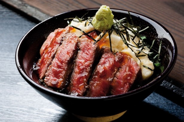イートインコーナーでは老舗肉料理店の名物ステーキ丼も味わえる