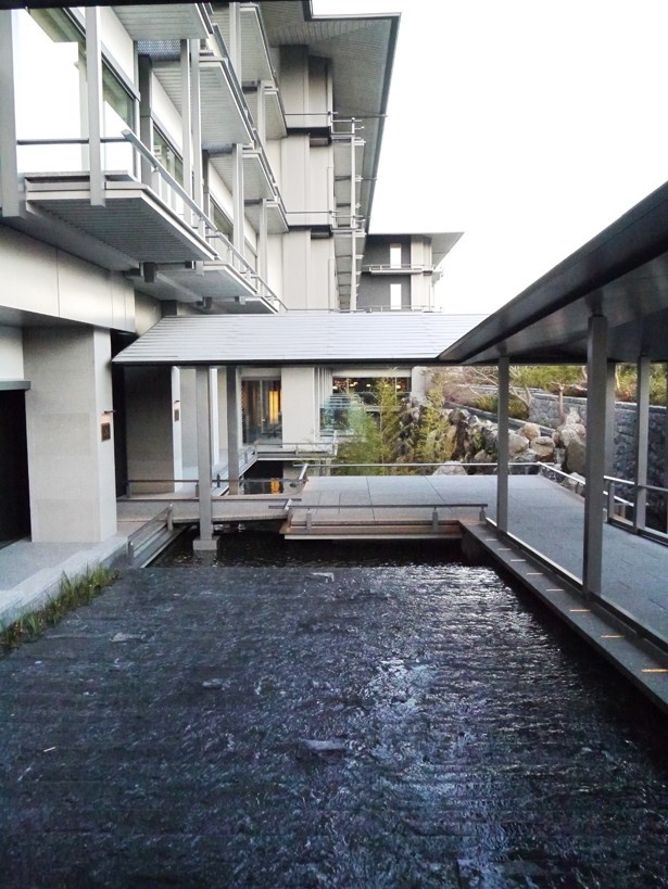 館内へとつながる回廊には川が流れる