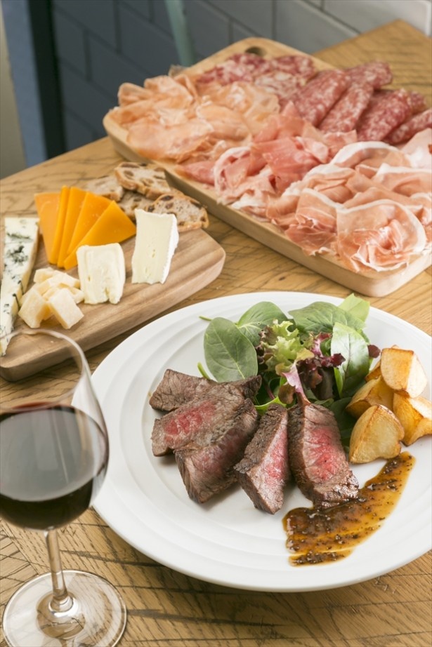 【写真を見る】国産黒毛和牛のイチボ肉グリル黒トリュフのマディラ ソース