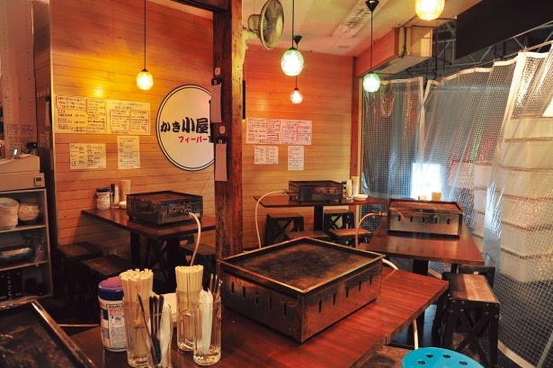 「かき小屋フィーバー1111」店内は居酒屋風！