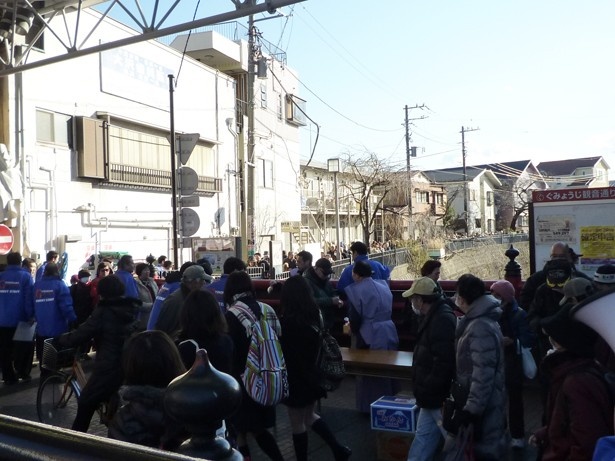 縁起のいい福豆、お札のほか、商店街からのプレゼントも嬉しい（写真は昨年のもの）