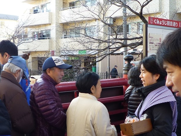 縁起のいい福豆、お札のほか、商店街からのプレゼントも嬉しい（写真は昨年のもの）