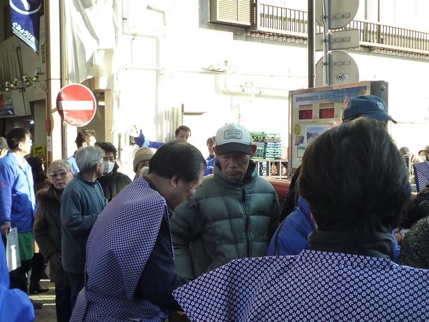 縁起のいい福豆、お札のほか、商店街からのプレゼントも嬉しい（写真は昨年のもの）
