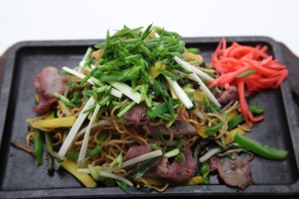「沖縄野菜の塩やきそば」(1200円)SO TIRED提供