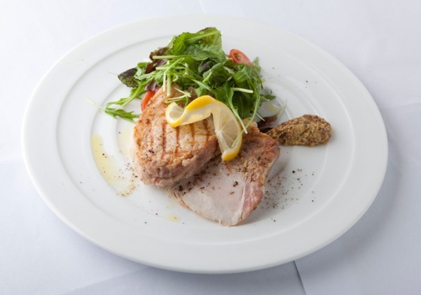 「しぜんバル パプリカ食堂」の薩摩白美豚のグリルステーキ（980円)。ワインと好相性