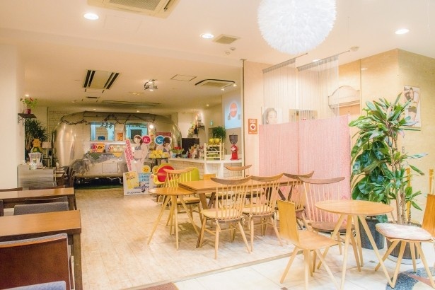 快適空間でお茶を楽しめるスリムカフェ