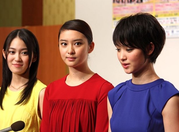 第11回大会モデル部門賞・マルチメディア賞をW受賞した武井咲さん(中央)