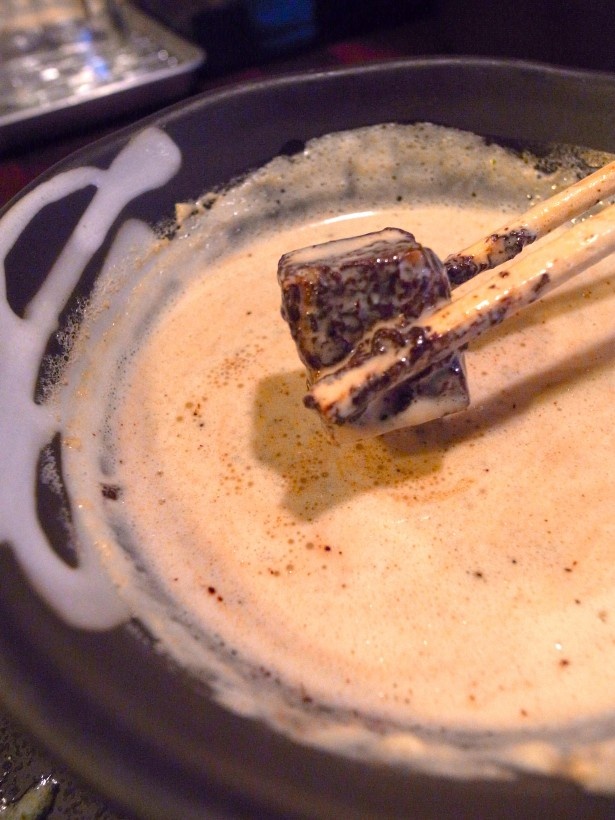 チャーシューの周りのビターチョコがスープに溶け込み味の変化を楽しめる