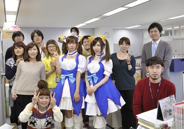 リアルヮピコちゃんが関西ウォーカー編集スタッフと一緒に記念撮影！