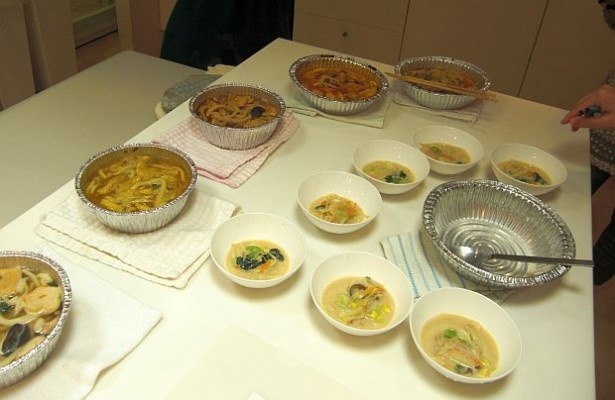 どれも美味しそう！出来立て熱々の鍋焼うどんを並べてみる