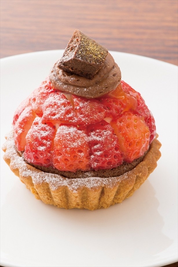 こちらは「NOYU」のいちごとチョコの王様タルト