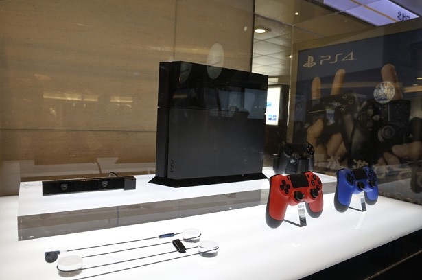 今度のPS4はShareボタンひとつでゲーム画像をTwitterやFacebookで共有したり、映像をUstreamで配信したりできる