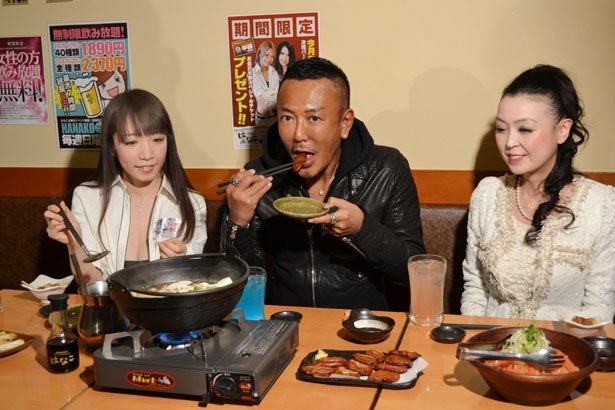 セクションエイト広報・宣伝部本部長の坂上美菜子さんを交えて実食