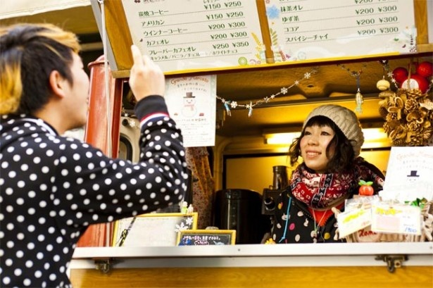 コーヒーを淹れてくれる平野さんの優しい笑顔も人気の秘密