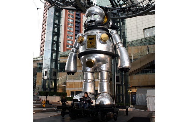 体長7.2m！火を噴くロボット！ヤノベケンジ作「ジャイアント･トらやん」