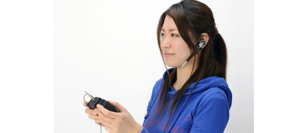 操縦姿はこんな感じ。声で遠隔コントロール！