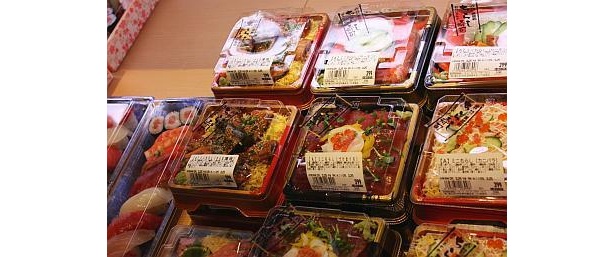 穴子寿司など、人気の寿司がリーズナブルな値段で買える