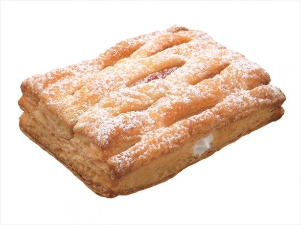パイ生地にいちごジャムとホイップクリームを入れたストロベリー＆ホイップパイ