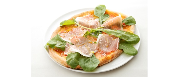 「生ハムとルッコラのサラダ風トマトソースピッツァ」（1680円）