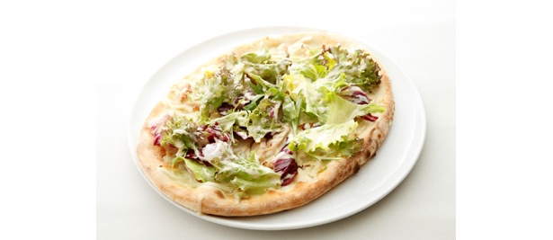 「伊達鶏スモークのピッツァ、シーザーサラダ仕立て」（1680円）