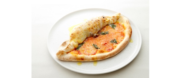 ハーフ＆ハーフの一例。くるっと丸まっているように見えるのはカルツォーネ。こんな組み合わせも面白い