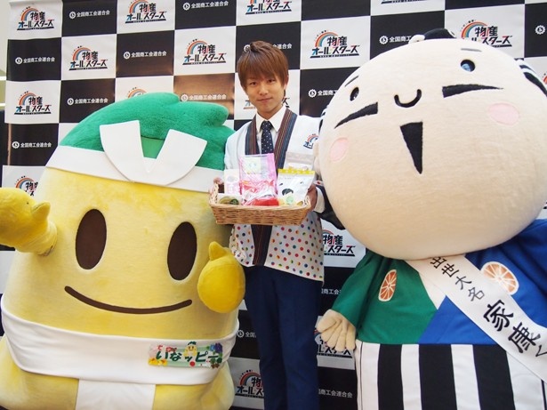 いなッピー(左)と出世大名家康くん(右)も登場した