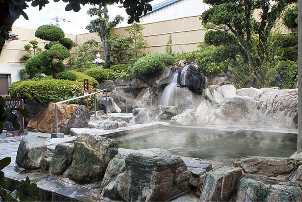 開放的な露天風呂が楽しめる「天然大和温泉 奈良健康ランド」