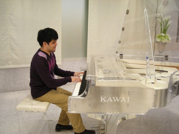 関西のファンのために「上を向いて歩こう」の演奏も披露した
