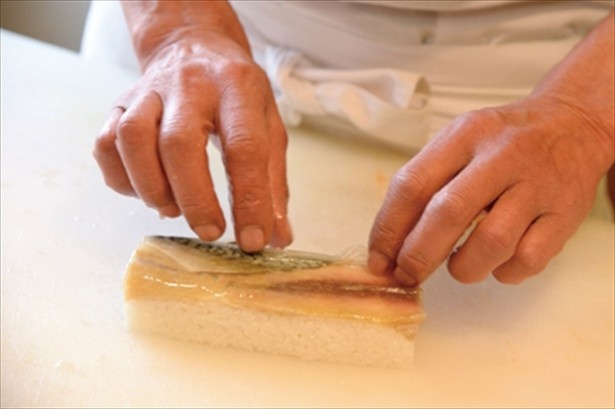 【写真を見る】注文を受けてから一本一本丁寧に作り上げるバッテラ