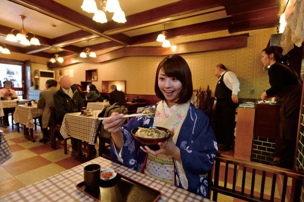「はり重カレーショップ」の店内。大阪一の繁華街・道頓堀の賑わいを感じさせない落ち着いた雰囲気
