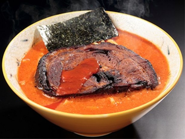 【写真を見る】トマトスープを使用した「沖田のブラッディー味噌らぁ麺」(みそ味専門マタドールで販売)