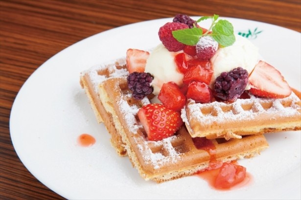 【写真を見る】華やかなストロベリーワッフル！