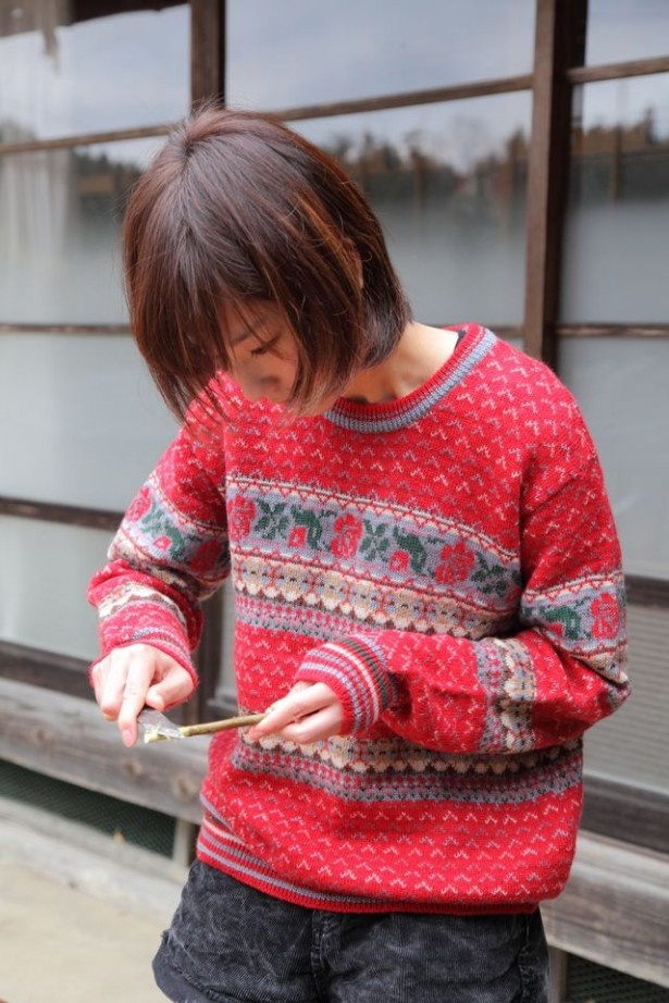 ごはんが炊けるのを待つ間、梅ノ木を使って箸づくり