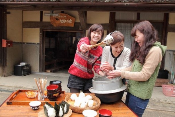 大きな釜で炊いたごはんを食べるのも新鮮！