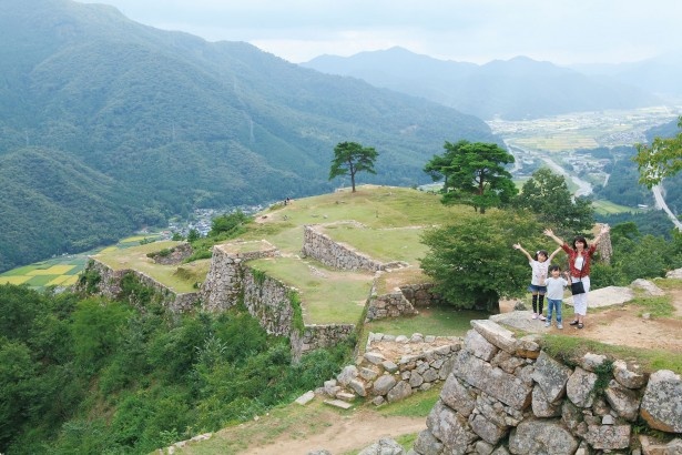 兵庫・和田山の竹田城跡。石垣の上からは日本とは思えない美しい景色が見える