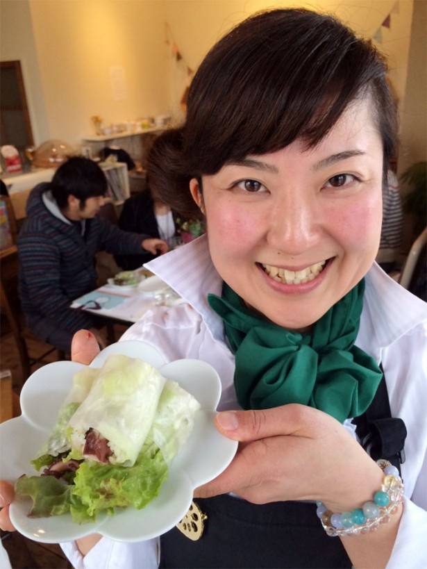 野菜ソムリエの山崎こずえさんと、今回発売がスタートした「泉州ラップ」。