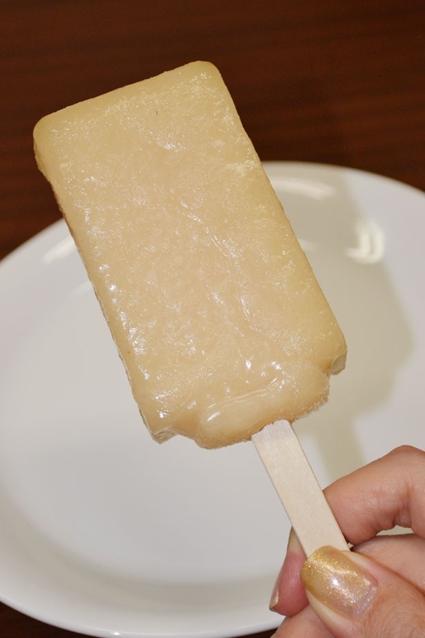 濃厚で滑らかな食感が楽しめる「まるで白桃を冷凍したような食感のアイスバー」