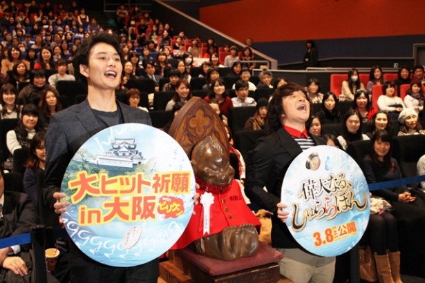 舞台挨拶の最後は濱田岳（右）＆岡田将生（左）とお客さんによるフォトセッションが行われた