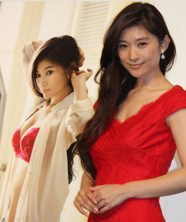 篠原涼子、極上のふっくらバストを赤ドレスで大胆披露！