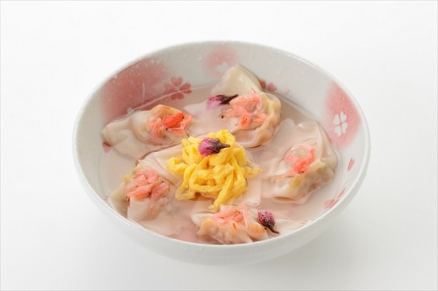 ひとくち餃子の名店、赤坂ちびすけの餃子を使い、桜の花を 添えた春らしい一品、桜色スープ餃子(530円)