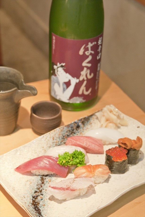 【写真を見る】寿司でサク飲み！恵比寿横丁「魚寿司」の大将おまかせ握りの盛り合わせ(1480円)