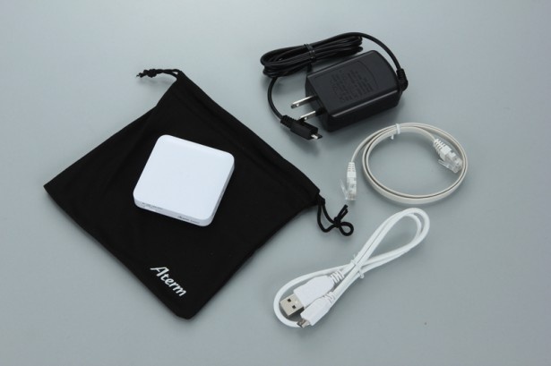 ACアダプター、収納ポーチ、LANケーブル、USB電源ケーブルが付属