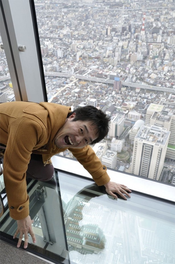 展望台の床には一部ガラス張りの部分が。まるで宙に浮いているような感覚に、関西ウォーカーの薮デスクもちょっとドキドキ