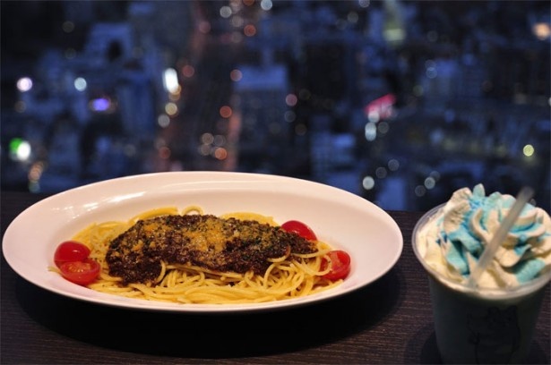 カフェダイニングバー｢SKY GARDEN 300」では軽食やドリンクが楽しめる。写真は「三田和牛のボロネーゼ（1280円）」と「SKY GARDEN LATTE（スカイブルーラテ　650円）」