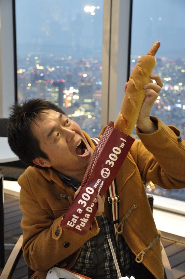 ハルカス300にちなんで300ミリのソーセージを使ったプカドッグ（880円）にチャレンジ！