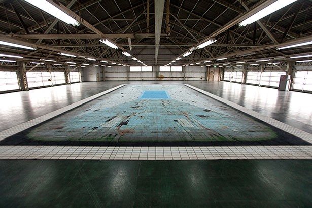グランフロント大阪で、巨大な絨毯の作品「POOL 11 - loss of color -」を展示！