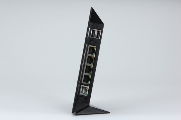 USB 2.0端子には、外付けHDDなどの対応周辺機器を接続可能。デジタルカメラやスマートフォンで撮影した写真をまとめたり、共有したりできる