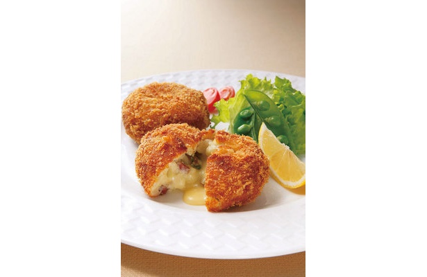 【札幌】「じゃがいもHOUSE」アスパラとベーコンのマスカルポーネクリームコロッケ ￥399（1個）／北海道産のクリームチーズで仕上げたクリーム生地にアスパラとベーコンを合わせたオリジナルコロッケ。1日100個限定※高島屋京都店「春の大北海道展」にて販売